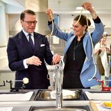 Bei ihrem Besuch der Provinz Södermanlands län entwickeln Prinz Daniel und Prinzessin Victoria von Schweden sowohl Ehrgeiz als auch Respekt vor der Küchenarbeit. In der Großküche der "Rinam"-Schule in Eskilstuna darf das Paar in einem Apfelschälwettbewerb gegeneinander antreten. Dabei gewinnt Prinz Daniel sozusagen um Längen - ein Sieg, den Victoria ihrem Ehemann mit einem fröhlichen Lachen natürlich von Herzen gönnt. 