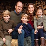 Für uns ist die jährliche Weihnachtskarte von Cambridges bereits eine liebgewonnene Tradition. In einer rustikalen Ambiente mit Holz und Heuballen strahlen vor allem die kleinen Sprösslinge von Kate und William: Charlotte trägt zu braunen Lederstiefeln eine dunkelblaue Jeans und einen jadegrünen Pullover aus Wolle und mit Stickereien. Ihre Brüder George (links) und Louis (Mitte) strahlen ebenfalls in Pullover und Jeans in die Kamera. Doch was sehen wir da: Für Prinz Louis gab es vor dem Foto wohl noch eine Spieleinheit, denn seine rechte Hosenbeinseite ist leicht verschmutzt. Egal, Hauptsache die Mini-Royals haben Spaß! 