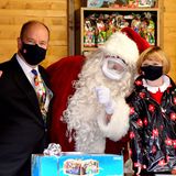 Auch Ehemann Fürst Albert und die Zwillinge Prinzessin Gabriella und Prinz Jacques (nicht im Bild) helfen mit. Die tolle Aktion findet anlässlich des traditionellen "Arbre de Noël" statt.