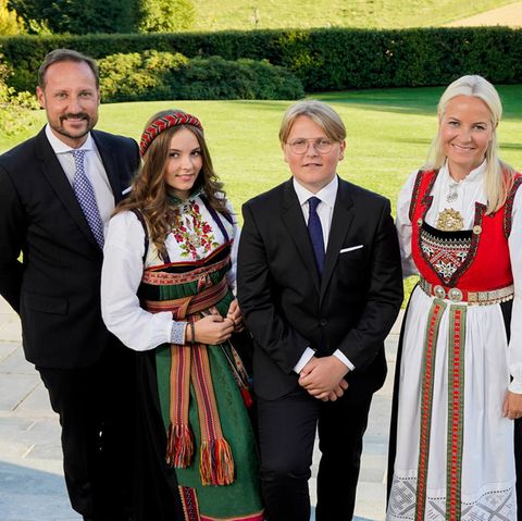 Die norwegische Kronprinzenfamilie grüßt am 5. September 2020 von ihrem Gut Skaugum anlässlich der Konfirmation von Prinz Sverre Magnus (Mitte). Hier soll am gleichen Tag das Foto entstanden sein, mit dem die Royals jetzt zu Weihnachten grüßen.