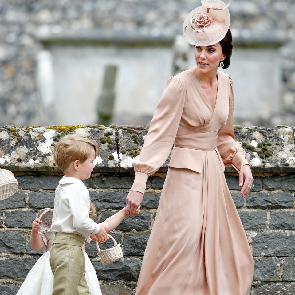 Catherine, Princess of Wales, mit ihren Kindern Prinz George und Prinzessin Charlotte bei der Hochzeit von Pippa Middleton im Mai 2017. 