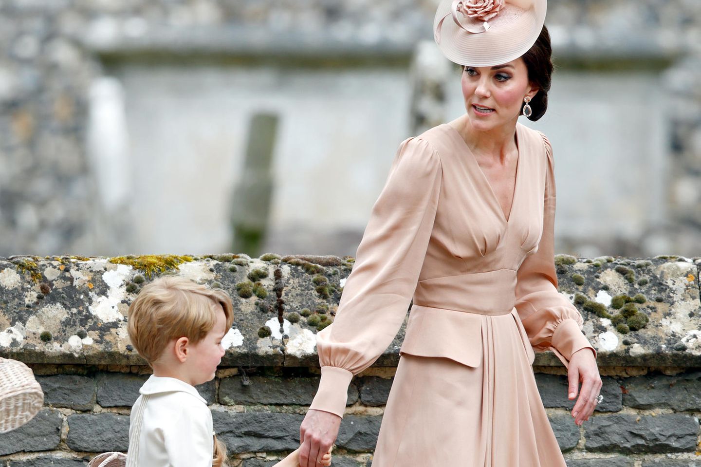Herzogin Catherine mit ihren Kindern Prinz George und Prinzessin Charlotte bei der Hochzeit von Pippa Middleton im Mai 2017. George weint. Was vorgefallen ist - man weiß es nicht.