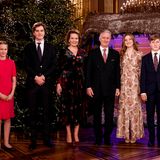 17. Dezember 2020  2020 ist alles anders: Die belgische Königsfamilie lauscht zwar dem traditionellen Weihnachtskonzert - doch diesmal im kleinen Familienkreis. Im festlich geschmückten Thronsaal des Brüsseler Palasts posieren daher nur (v.l.) Prinzessin Eléonore, Prinz Gabriel, Königin Mathilde, König Philippe, Kronprinzessin Elisabeth und Prinz Emmanuel vor dem imposanten Weihnachtsbaum.