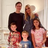 Die Trumps feiern Chanukka. Doch beim besinnlichen Familienschnappschuss von Ivanka Trump mit Ehemann und Kindern fällt eine Sache auf. Während sich der Großteil der Familie recht entspannt im Pulli zeigen, scheint die First-Daughter den Feiertag im strengen Business-Look zu verbringen. Schade eigentlich! Ein Star-Wars-Pullover hätte Ivanka bestimmt auch gut gestanden.