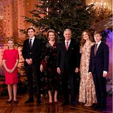 Beim jährlichen Weihnachtskonzert in Brüssel präsentiert sich Prinzessin Elisabeth von Belgien im funkelnden Maxikleid. Das schimmernde Dress ist von Ba&sh Paris und kostet 480 Euro. Es ist in zarten Beige- und Brauntönen gemustert und raffiniert geschnitten. Durch die Flügel-Ärmel und die Knöpfe am Ausschnitt wirkt das Kleid feminin und der weich fallende Rock umschmeichelt die Silhouette. Dazu trägt Prinzessin Elisabeth ihre Haare offen und gewellt. Die Frisur und auch das Kleid stehen der 19-jährigen ausgezeichnet.