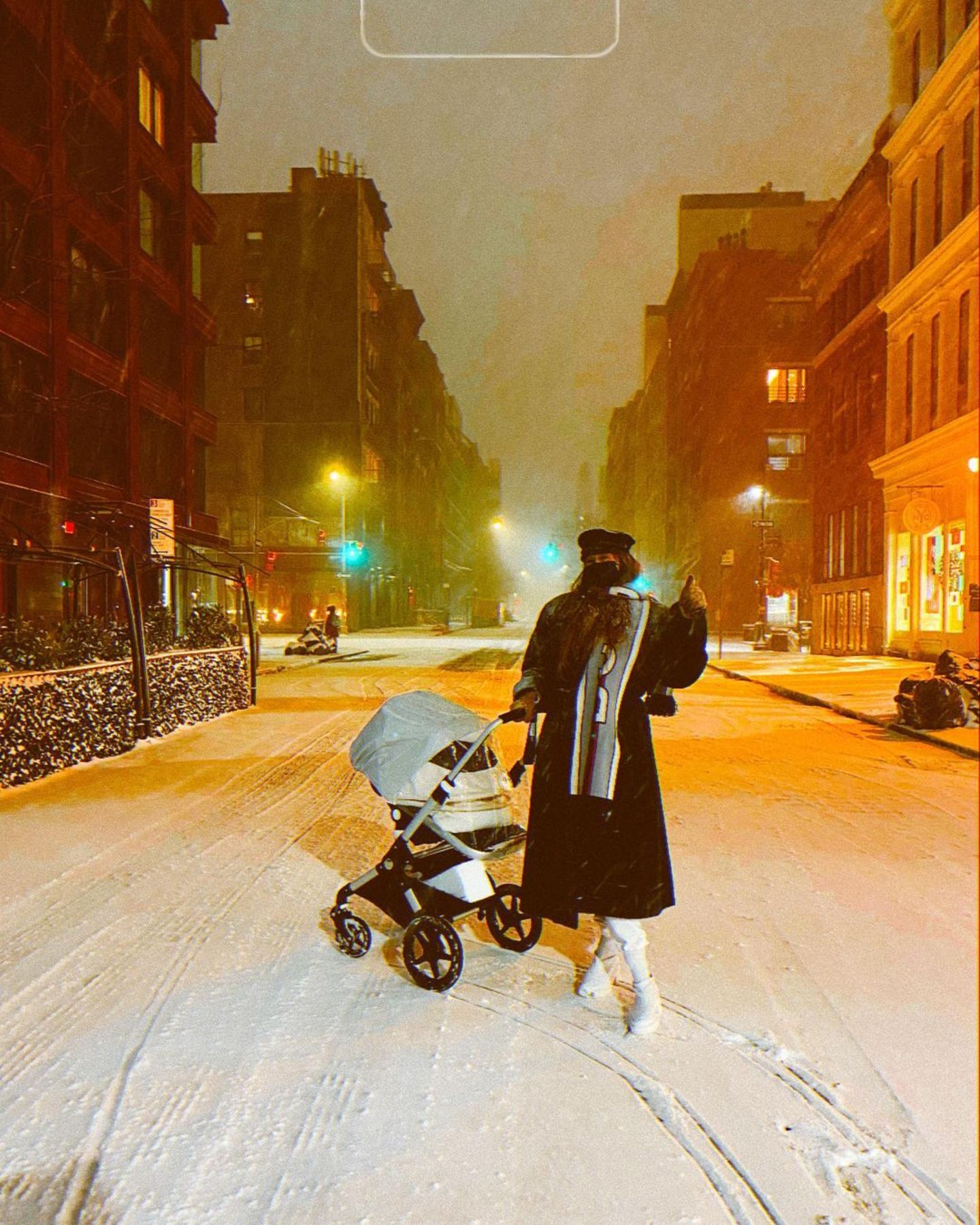 17. Dezember 2020  New York erlebt den größten Schneesturm der letzten Jahre und mitten drin steht - kaum zu erkennen - Gigi Hadid mit ihrer kleinen Tochter. Zu diesem Instagram-Schnappschuss schreibt das Topmodel: "Ihr erster Schnee" - aber was für einer!