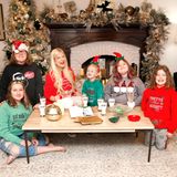 17. Dezember 2020  Lange haben wir Tori Spelling und ihre Familie nicht zu Gesicht bekommen. Nun zeigt sich Tori mit ihren fünf Kindern Stella, Liam, Beau, Hattie und Finn in weihnachtlichen Outfits in Festtagsstimmung. 