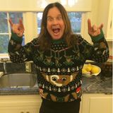 Die Gremlins sind los. Rocker Ozzy Osbourne trägt die kleinen Monster auf seinem diesjährigen Weihnachts-Sweater. Dann hoffen wir mal, dass er kein Wasser drauf verschüttet oder sich dem Sonnenlicht aussetzt. 