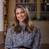 Beim Interview mit dem Sender SVT zeigt sich Prinzessin Madeleine in einem Kleid der Marke "By Malina" – die lieben auch Schwester Victoria und Schwägerin Sofia. Dazu trägt sie Creolen von Sophie by Sophie.