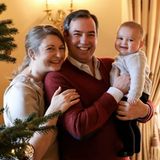 20. Dezember 2020  Was für ein schönes Familienfoto. Der luxemburgische Hof teilt am Adventssonntag eine Reihe neuer Bilder von Erbgroßherzogin Stéphanie, Erbgroßherzog Guillaume und Söhnchen Prinz Charles. Strahlend steht die Familie vor dem geschmückten Weihnachtsbaum. 