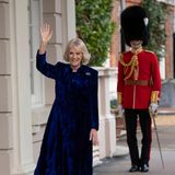 Beim wohltätigen Dekorieren des Weihnachtsbaumes im Clarence House zeigt sich Herzogin Camilla betont festlich: Im blauen Samtkleid und mit kniehohen Stiefeln empfängt sie Kinder, die ihr beim Schmücken helfen.