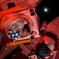 21. Dezember 2020  Zwei Sternengucker unterwegs: Katy Perry und Orlando Bloom besehen sich die große Konjunktion von Jupiter und Saturn durchs Teleskop, vermutlich im Griffith-Observatorium in Los Angeles. Und wie das Himmelsspektakel aussah, zeigt Orlando auch ...