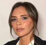 Um ihre Augen größer erscheinen zu lassen, setzt Victoria Beckham auf hellen Kajal. Den trägt sie entlang der unteren Wasserlinie auf. Das Weiß des Auges wird optisch vergrößert und der Blick wirkt wacher – kleiner Strich, großer Effekt!