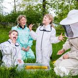 20. Mai 2020  Hmmm, ist das köstlich! Am Tag der Bienen werden Prinz Oscar, Prinzessin Estelle und Mama Victoria (rechts im Bild) zu Imkern - und dürfen vom süßen Honig naschen.