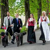 17. Mai 2020  Prinz Sverre Magnus und Prinzessin Ingrid Alexandra spazieren mit ihren Eltern und den zwei süßen Hunden Milly Kakao und Muffins am norwegischen Nationalfeiertag durch Asker - ein westlicher Vorort von Oslo.