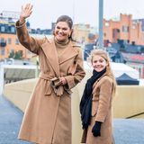 25. Oktober 2020  "Wie die Mutter so die Tochter": Welches Foto könnte besser auf diesen Spruch zutreffen als das von Prinzessin Victoria und Prinzessin Estelle. Bei der Einweihung einer Schleusenbrücke in Stockholm taucht das fröhlich-strahlende Mama-Tochter-Gespann im süßen Partner-Look auf.