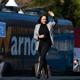 Bei einem offiziellen Termin in Georgia zeigt sich die designierte Vizepräsidentin, Kamala Harris, in gewohntem Look: zeitlos und absolut stilsicher. Die Kombi aus schwarzem Rollkragenpullover und schwarzer Hose geht einfach immer. Der graue Karo-Blazer dazu ist ein absolutes Trendpiece.