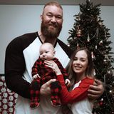 Für GOT-Star Hafþór Júlíus Björnsson und seine Frau Kelsey Henson ist es das erste Weihnachtsfest mit ihrem kleinen Mini-"Thor". Herzliche Weihnachtsgrüße der jungen Familie an ihre Instagram-Fans dürfen da natürlich nicht fehlen.