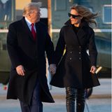 Strebt Melania Trump eine neue Karriere an? Das könnte man bei ihrer neusten Outfitwahl fast meinen. Im modernen Geheimagenten-Look mit hohen Overknee-Stiefeln verabschiedet sich die First Lady in ihren Weihnachtsurlaub. Mit ihrem Mann Donald Trump verbringt sie die Feiertage im eigenen Golfresort Mar-a-Lago. Vor ihrer Ankunft in Palm Beach gibt es dann noch einen Kleiderwechsel.