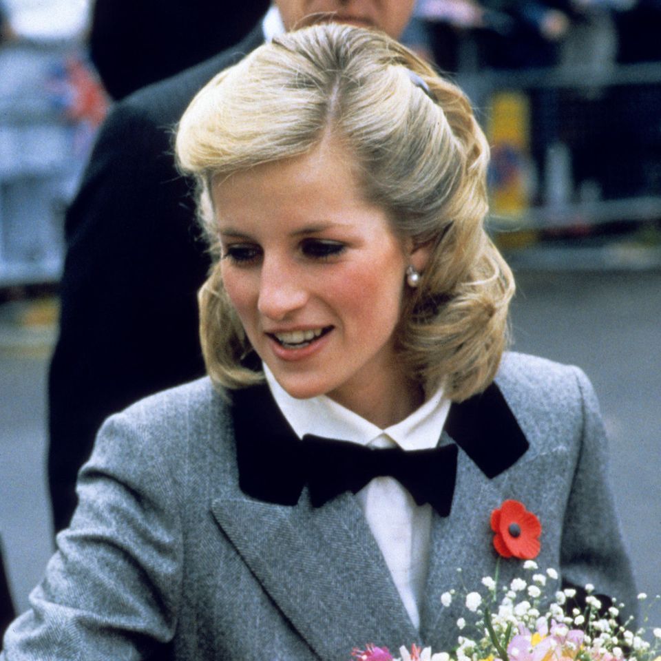 Prinzessin Diana präsentiert im November 1984 bei einem Auftritt in London eine Frisur mit Seltenheitswert. 