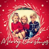 24. Dezember 2020  Weihnachtsgrüße aus Schweden! Auf Instagram postet Prinzessin Madeleine eine Weihnachtskarte, die ihre Kinder Prinzessin Adrienne, Prinzessin Leonore und Prinz Nicolas zeigt. Das royale Trio trägt farblich aufeinander abgestimmte Outfits.  