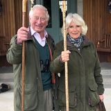 25. Dezember 2020  Hoch die Wanderstäbe! Mit diesem Foto senden Prinz Charles und Herzogin Camillla Weihnachtsgrüße und wünschen einen guten Rutsch ins neue Jahr.