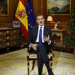 24. Dezember 2020  König Felipe von Spanien hält im Fernsehen seine traditionelle Weihnachtsansprache im Zarzuela Palast. Die Rede wurde vorab aufgezeichnet. Und natürlich dürfen auch sein Wechsel-Bilderrahmen und die Krippenfiguren nicht fehlen, die seit ein paar Jahren immer an unterschiedlichen Positionen platziert sind.