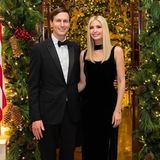 Zu Weihnachten haben sich Jared Kushner und Ivanka Trump festlich in Schale geworfen. Kushner setzt klassisch auf Smoking mit Fliege. Ivanka Trump trägt ebenfalls wie ihr Gatte Schwarz. Das bodenlange Kleid gewinnt durch den hohen Beinschlitz und Halsband an Raffinesse. Die mit einer Diamantschnalle besetzen Pumps funkeln mit der Weihnachtsbeleuchtung um die Wette. 