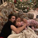Stolz postet Kate Hudson ein Foto ihrer Kinder Ryder, Bingham und Rani, die eng aneinander gekuschelt auf dem Sofa vor dem geschmückten Weihnachtsbaum liegen. 