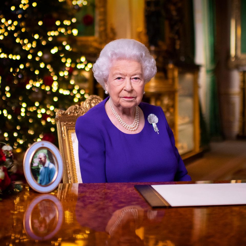Das offizielle Porträt von Queen Elizabeth anlässlich iher Weihnachtsansprache 2020. Es zeigt sie im Green Drawing Room auf Schloss Windsor.