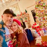 Pärchenselfie vor dem Weihnachtsbaum: Eric Johnson und Jessica Simpson knipsen ein Erinnerungsfoto vor dem bunt dekorierten Christbaum und einem Berg Geschenke. 