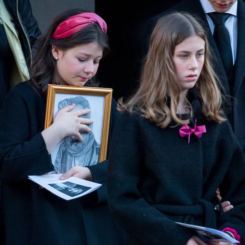 Maud Angelica und Leah Isadora Behn bei der Trauerfeier für ihren Vater Ari Behn. 