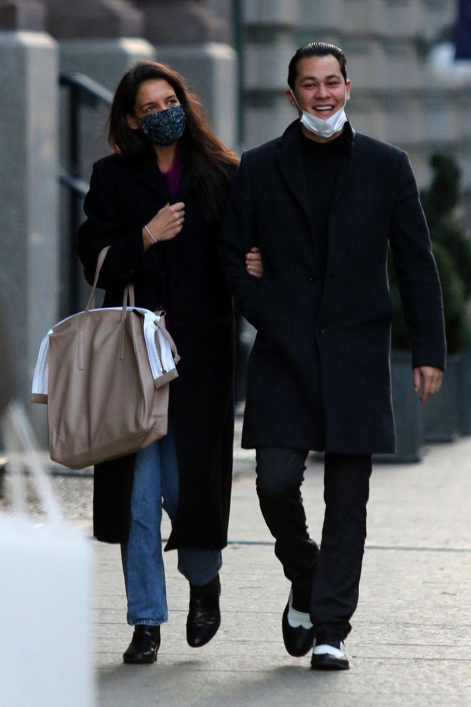 28. Dezember 2020  Arm in Arm und bester Laune machen Katie Holmes und Emilio Vitolo einen romantischen Spaziergang in Downtown Manhattan, nachdem sie Weihnachten zusammen in New York City verbracht haben.  