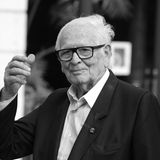 29. Dezember 2020: Pierre Cardin (98 Jahre)  Der französische Modeschöpfer Pierre Cardin ist im Alter von 98 Jahren in einem Krankenhaus nahe Paris verstorben. Das teilt seine Familie der Nachrichtenagentur AFP mit. Sein eigenes Modehaus hat der visionäre Designer bereits 1950 gegründet und ein weltweit erfolgreiches Unternehmen aufgebaut. Cardin galt als Pionier der Prêt-à-porter-Mode und hat als erster seiner Branche Mode für die Masse entworfen. 