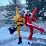 Winterliche Grüße von den Schneehasen Julianne Hough und Freundin Lexi Dupont. 