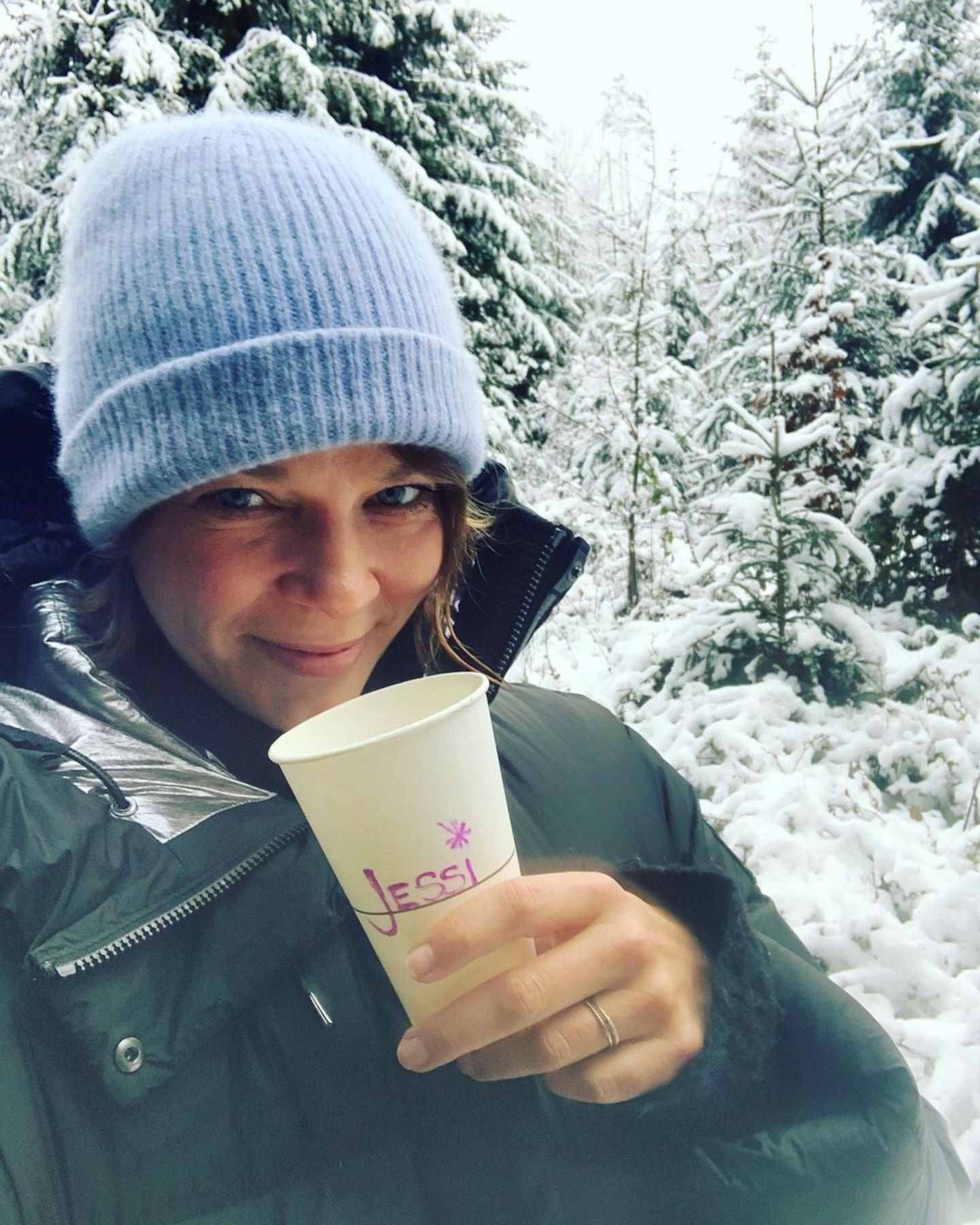 Ein Schluck Wärme für "Jessi". Im verschneiten hessischen Odenwald genießt Schauspielerin Jessica Schwarz einen "Äppelwoi" (Apfelwein). 