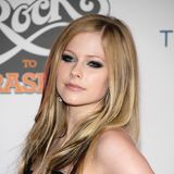 Seit dem Beginn ihrer Karriere kennen wir Sängerin Avril Lavigne in diesem Look: Langes Haar, dunkle Smokey Eyes und ein rockiger Kleidungsstil. Dieses Foto entstand 2009 – damals durften auch noch ein paar bunte Strähnchen ins Haar. Das ist vermutlich auch das Einzige, das heute anders aussieht ...