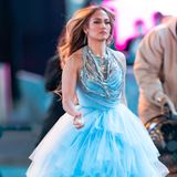 An Silvester darf bekanntermaßen das Outfit etwas glamouröser ausfallen, aber hat Jennifer Lopez mit diesem Rüschentraum nicht übertrieben? Bei der hellblauen Robe handelt es sich um ein Outfit der Neujahrs-Performance am Times Square und liegt damit vollkommen im Rahmen. Die Show wird im Fernsehen übertragen - da darf das Kleid ruhig auch einmal vom Stardesigner Olivier Rousteing sein. 