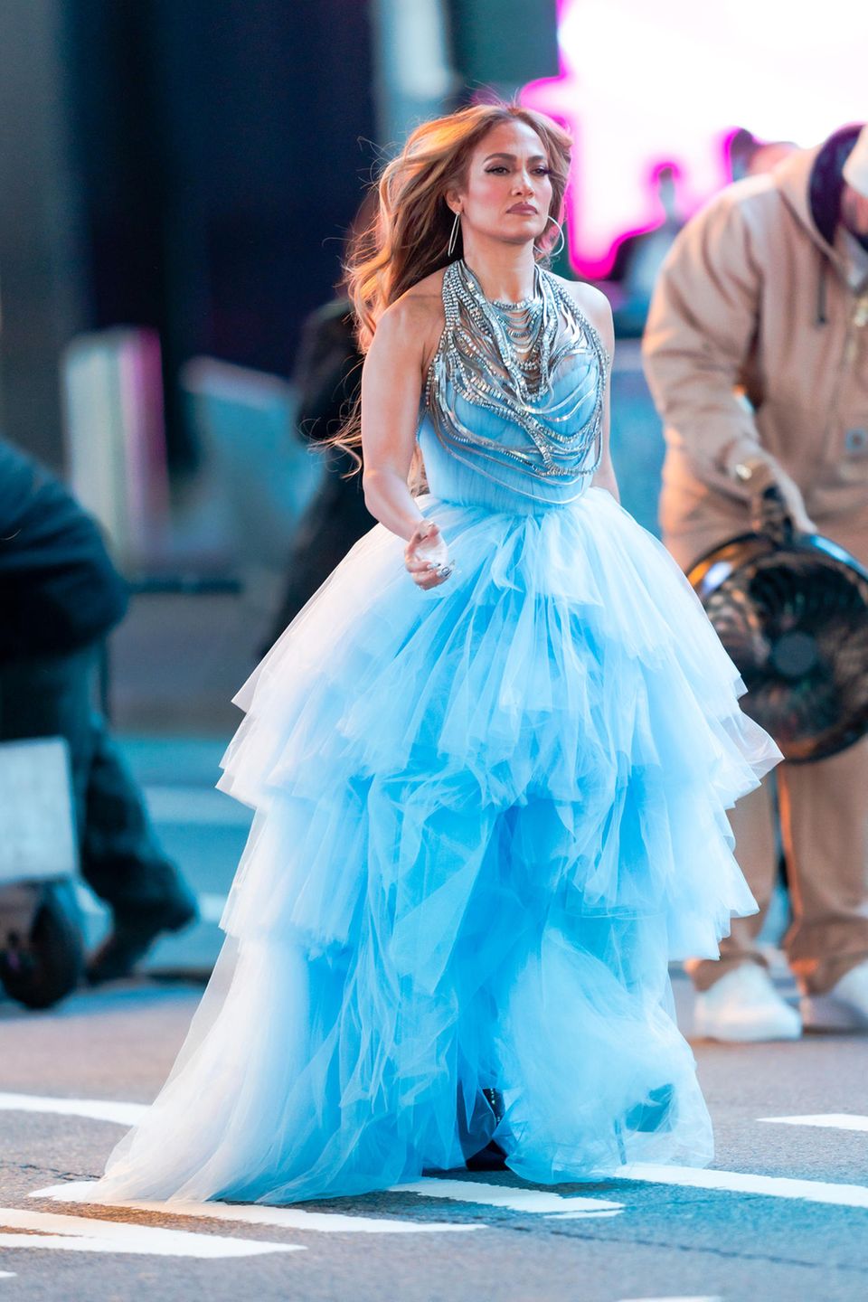 An Silvester darf bekanntermaßen das Outfit etwas glamouröser ausfallen, aber hat Jennifer Lopez mit diesem Rüschentraum nicht übertrieben? Bei der hellblauen Robe handelt es sich um ein Outfit der Neujahrs-Performance am Times Square und liegt damit vollkommen im Rahmen. Die Show wird im Fernsehen übertragen - da darf das Kleid ruhig auch einmal vom Stardesigner Olivier Rousteing sein. 