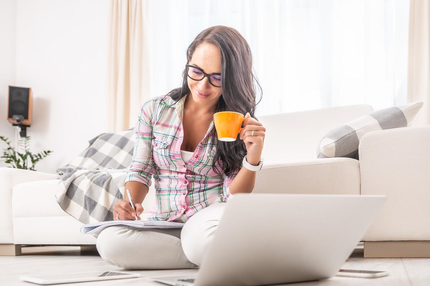Smart-Methode: Frau sitzt vor dem Laptop und macht sich Notizen