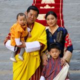 1. Januar 2020  Das Könighaus Bhutan veröffentlicht jeden Monat schöne Familienmotive für den offizielen Kalender. Das Januar-Blatt zeigt ein neues Bild von König Jigme, Königin Jetsun und den kleinen Prinzen Jigme Namgyel und Ugyen Wangchuck bei den Nationalfeierlichkeiten am 17. Dezember.
