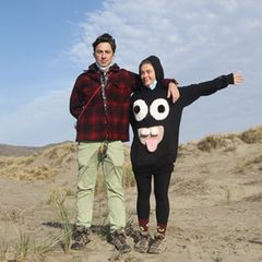Altersunterschied: 20 Jahre   "Little Women"-Star Florence Pugh feierte am 3. Januar ihren 25. Geburtstag, und ihr Freund Zach Braff, 45, schickt via Instagram eine süße Liebesbotschaft an seine Angebetete. Sie sei der lustigste Mensch, den er je kennenlernen durfte, und er könne es immer noch nicht glauben, jeden Tag mit ihr kichern zu dürfen. Liebe und Lachen kennen eben keinen Altersunterschied.