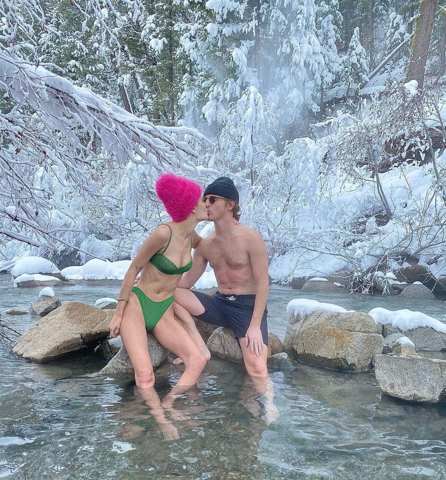 Brrrr, da wird uns ja schon vom Hinsehen kalt! Tallulah Willis und ihr Freund Dillon Buss halten sich bei Bad im Eisbach mit Küssen warm.