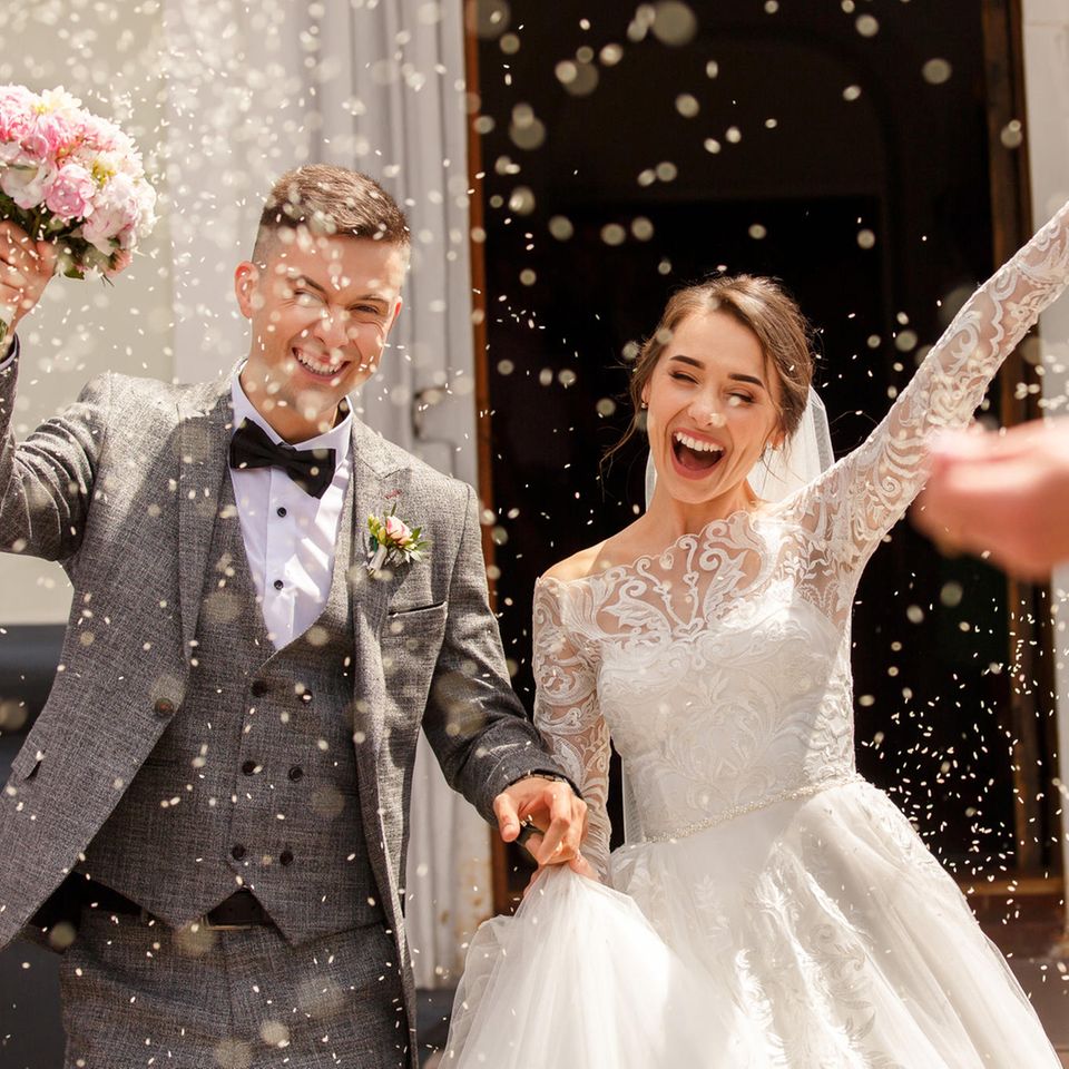 Mann und Frau bei ihrer Hochzeit