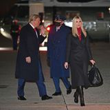 Ivanka Trump ist mit ihrem Vater Donald Trump auf Wahlkampf-Tour bezüglich der Senatswahl in Georgia und setzt dabei mit ihrem Outfit ein klares Zeichen. Obwohl Donald Trump immer mehr für sein Einmischen in den Wahlprozess kritisiert wird, zeigt sich Ivanka Trump solidarisch und trägt einen roten Rollkragenpullover, der farblich zu der Krawatte des Präsidenten passt. Dieser Partnerlook demonstriert vor allem eins: Sie steht nach wie vor hinter Donald Trump und seiner Politik. 