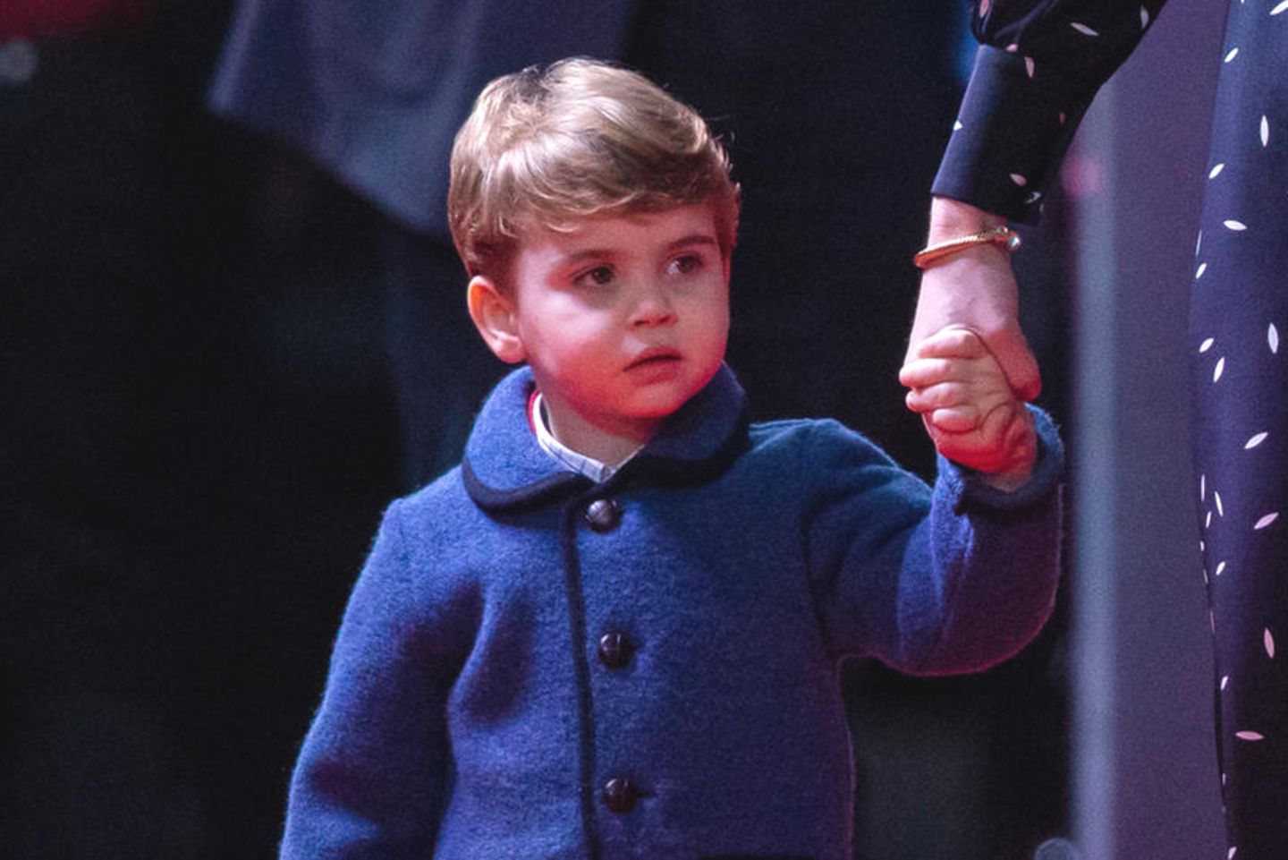 Prinz Louis an der Hand von Mama Herzogin Catherine