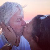 Ein Kuss und ein Shakespeare-Zitat besiegeln ihre Liebe: "Ich kann kein freundlicheres Zeichen der Liebe ausdrücken, als diesen freundlichen Kuss", schreibt Catherine Zeta-Jones zu diesem seltenen Kuss-Foto mit Mann Michael Douglas in romantischer Stimmung am Strand. 