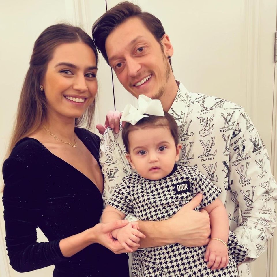 Amine und Mesut Özil mit Tochter Eda
