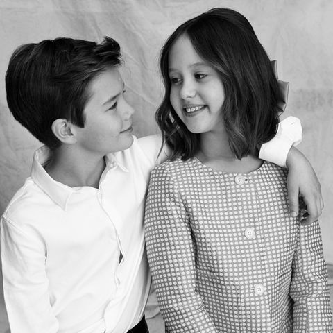 Das süße Geschwister-Paar ist ganz schön groß geworden und ist vor der Kamera absolut eingespielt. Prinz Vincent legt lässig den Arm um seine Schwester und wirft ihr einen liebevollen Blick zu. Wir wünschen den beiden einen tollen Geburtstag.