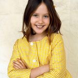 Prinzessin Josephine von Dänemark feiert am 8. Januar 2021 ihren 10. Geburtstag. Zu diesem Anlass veröffentlicht das Königshaus diese wundervollen neuen Porträts der jüngsten Tochter des Kronprinzenpaars. Mit verschränkten Armen und verschmitztem Lächeln posiert sie in einem gelben gepunkteten Zweiteiler für Fotograf Franne Voigt. Die strahlenden blauen Augen hat sie von Papa Frederik geerbt. 